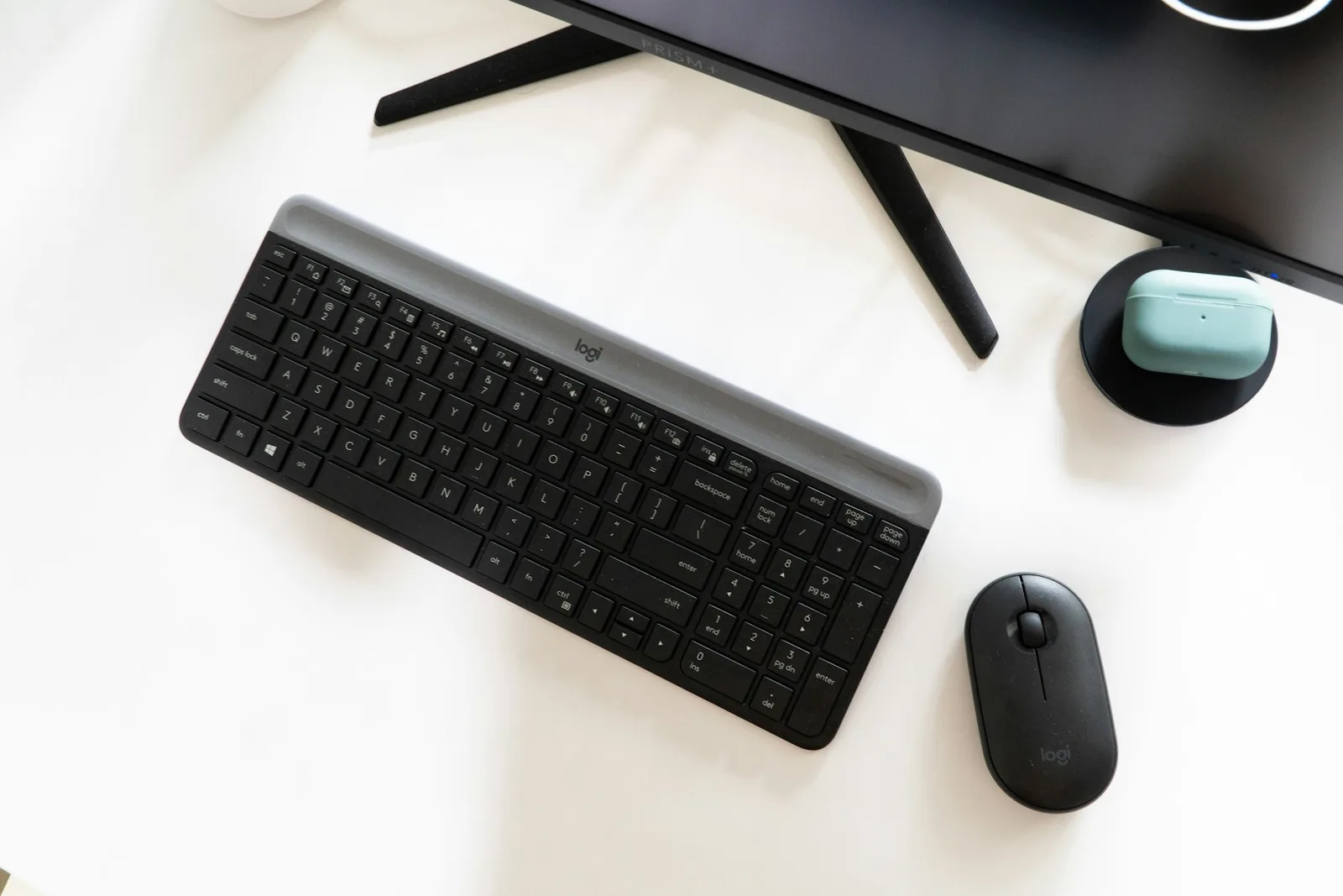 Bàn phím không dây trên bàn làm việc với laptop