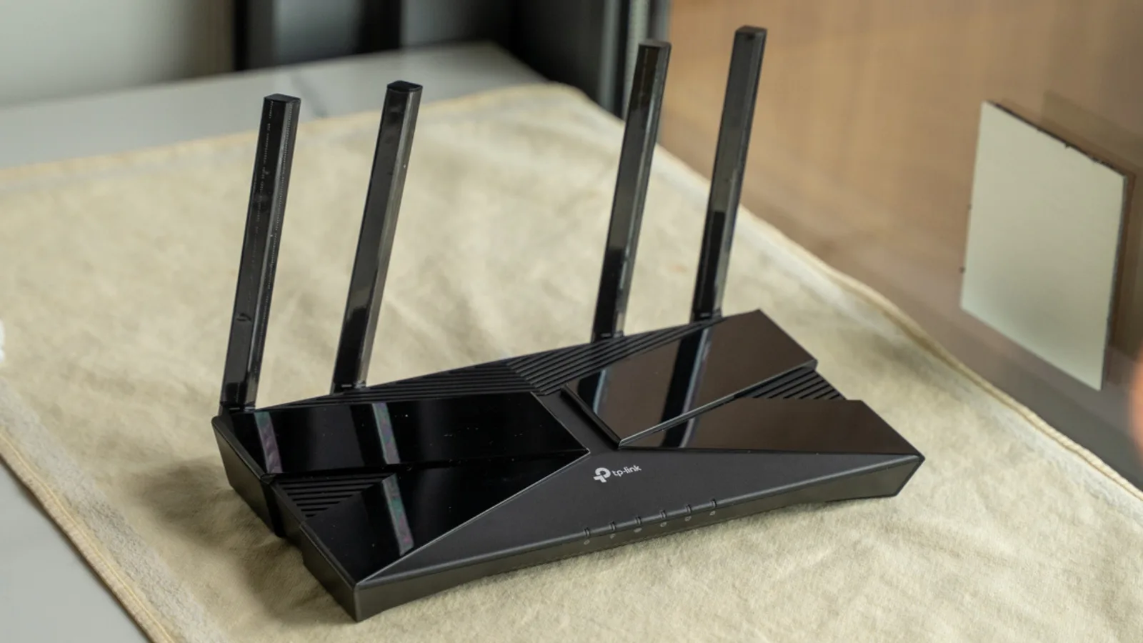 Bộ phát Wi-Fi đặt trên bàn làm việc trong không gian gia đình