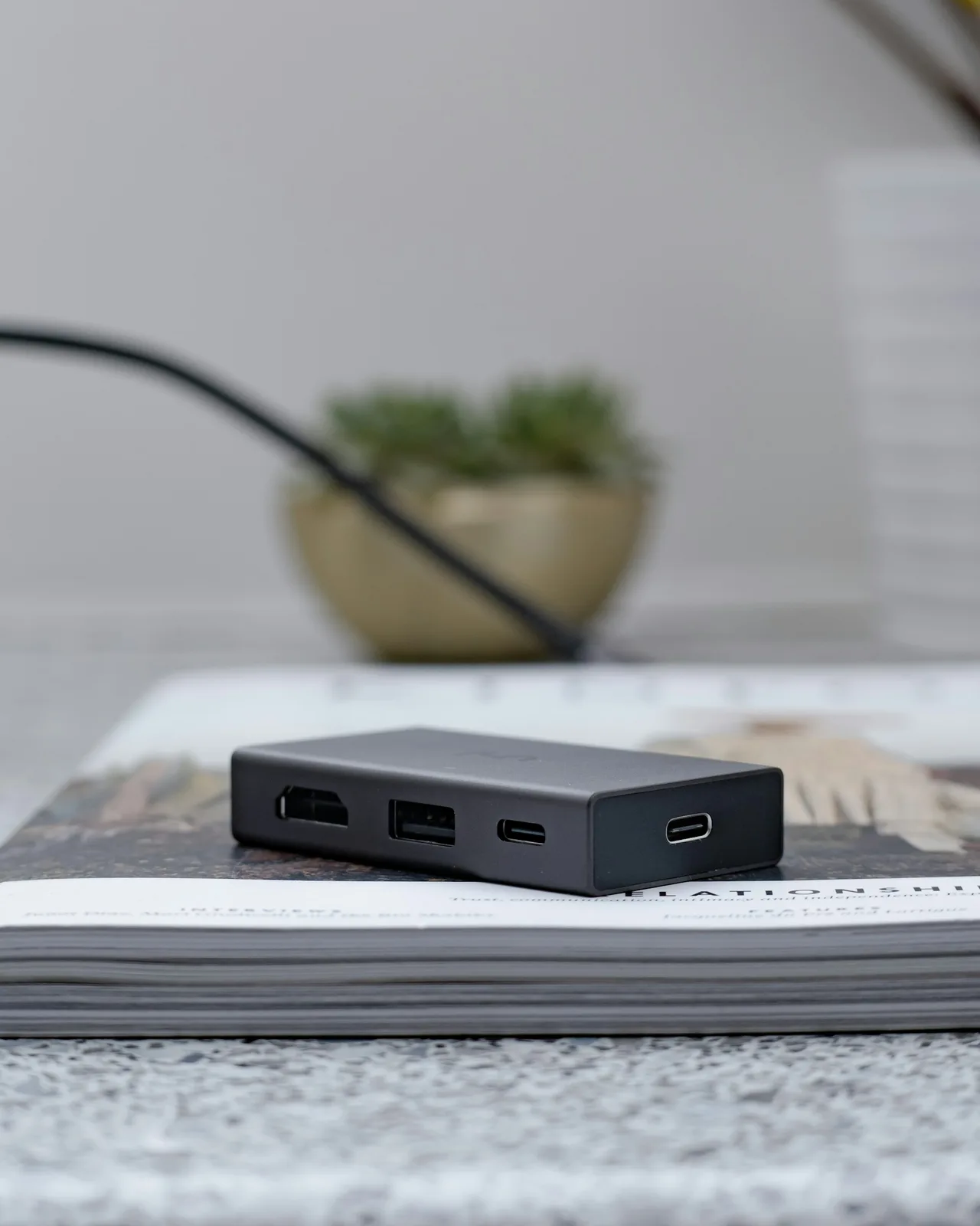 Hub USB-C kết nối laptop với màn hình và các phụ kiện trên bàn làm việc
