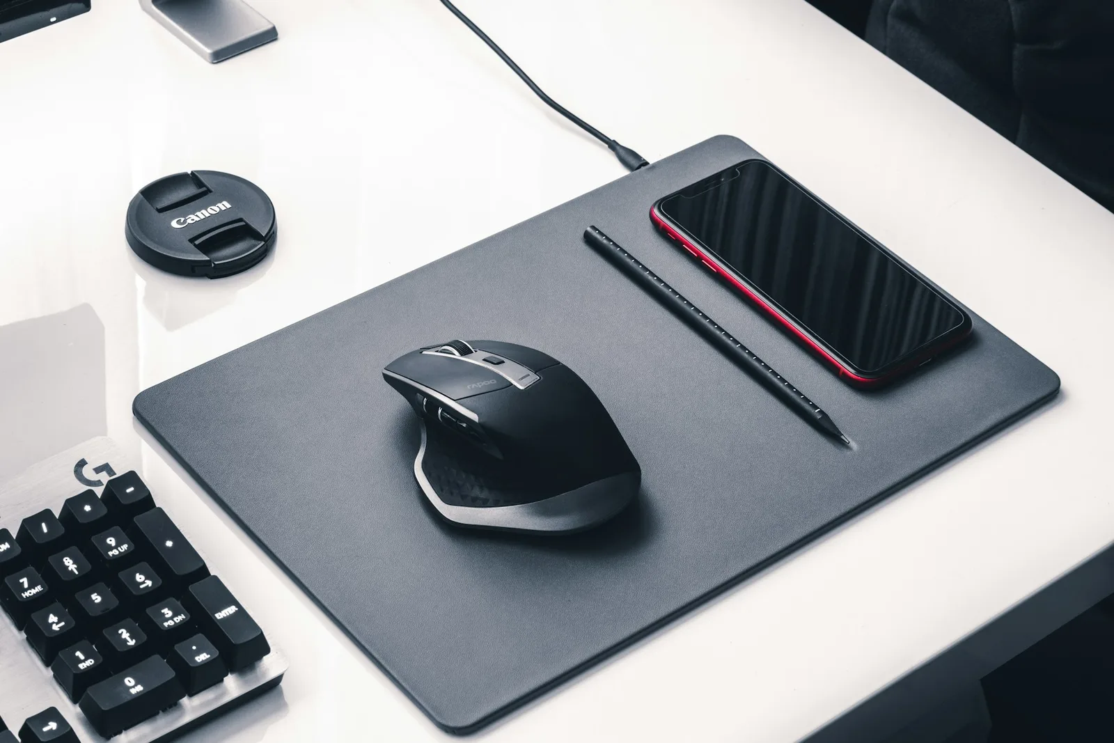 Bàn di chuột gaming cỡ lớn đặt dưới chuột và bàn phím trên bàn máy tính